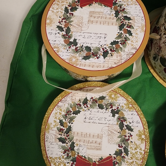 Vintage Christmas Gift Boxes trimmed in gold, ribbon handles - Picture 5 of 8
